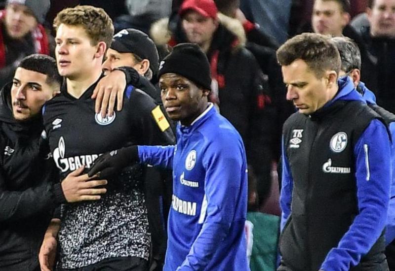 Igrači Schalkea ohrabruju svog utučenog vratara Alexandera Nübela - Vratar Schalke posramljen protiv Kölna: 