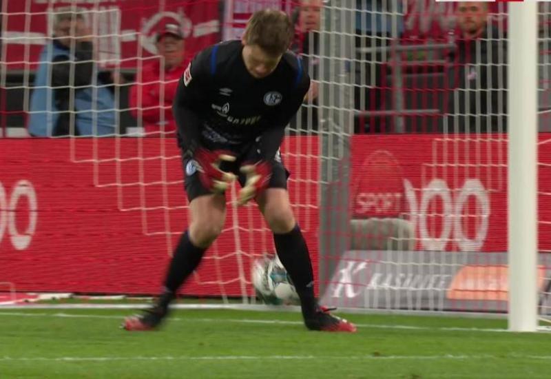 Alexander Nübel prima gol kroz nog - loptu je ispustio iz ruku - Vratar Schalke posramljen protiv Kölna: 