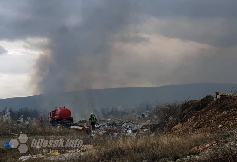 Mostar se guši u dimu zapaljenog otpada - Mostar se guši i dimu zapaljenog otpada