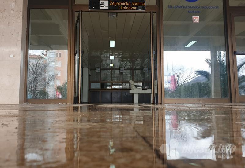Poplavila željeznička stanica u Mostaru - Mostar: Poplavila željeznička stanica, putnici karte kupuju u vlaku