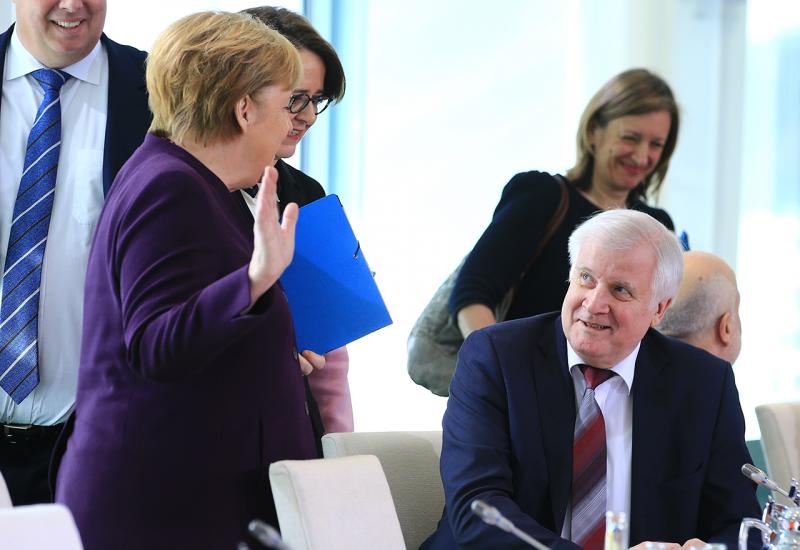 Njemački ministar odbio se zbog koronavirusa rukovati s Merkel - Njemački ministar odbio se zbog koronavirusa rukovati s Merkel