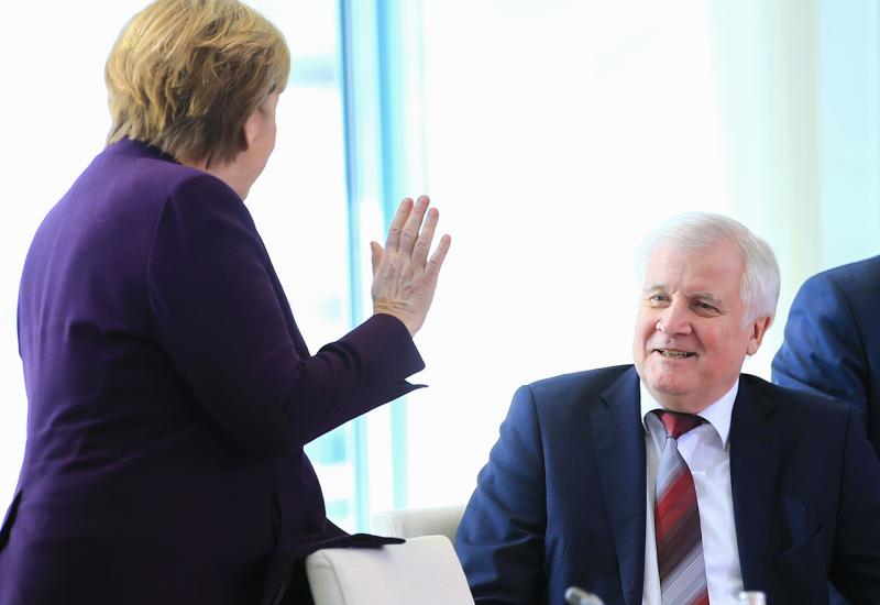 Njemački ministar odbio se zbog koronavirusa rukovati s Merkel - Njemački ministar odbio se rukovati s Merkel