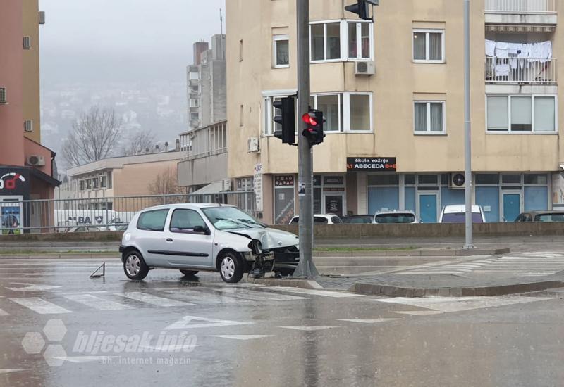 Vozač je prevezen u SKB Mostar radi utvrđivanja tjelesnih ozljeda - Mostar: Izgubio kontrolu nad Cliom i udario u semafor 