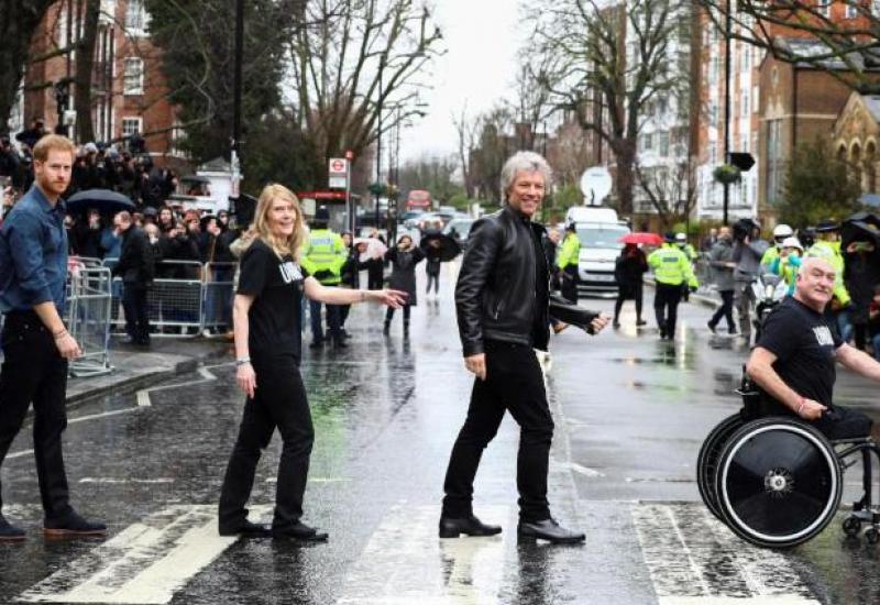 Bon Jovijeva ekipa prelazi preko legendarnog Abbey Roada - Jon Bon Jovi i princ Harry kao Beatlesi: Singl 