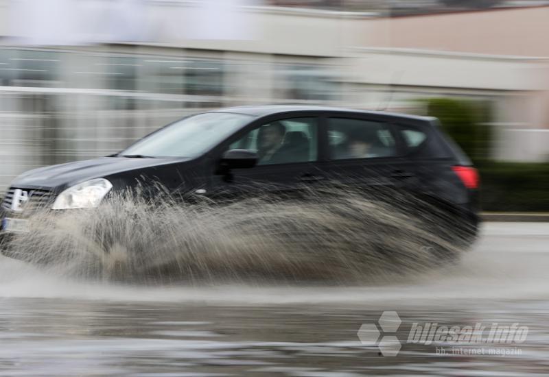 Automobilima kroz vodu na Bišću polju - FOTO: 