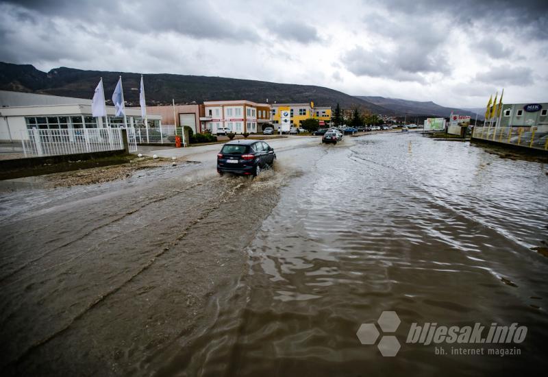 FOTO: 'Revija' automobila kroz jezero na Bišću polju