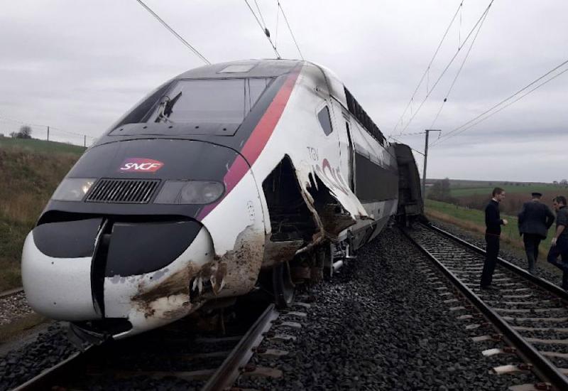 Brzi vlak skliznuo s tračnica, 20 ozlijeđenih 