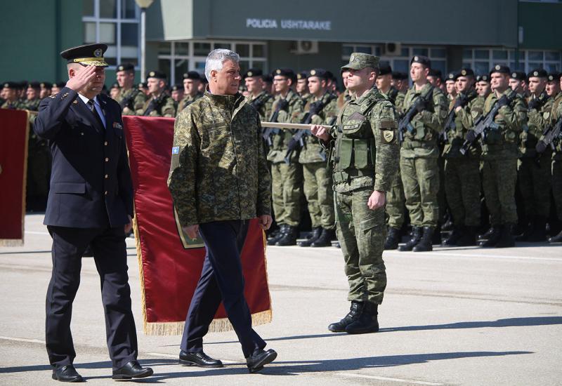 Epopeja Oslobodilačke vojske Kosova: Hashim Thaci postrojio vojsku i poručio, neće zgaziti našu zemlju