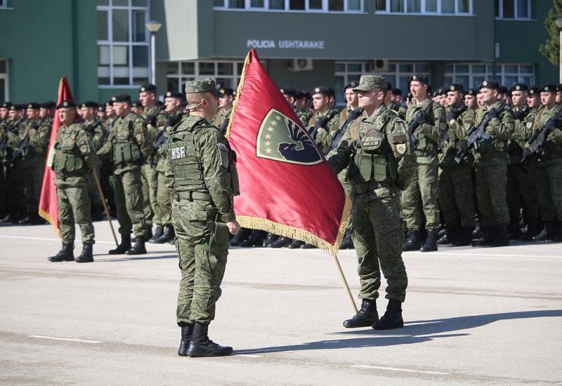 Epopeja Oslobodilačke vojske Kosova: Hashim Thaci postrojio vojsku i poručio, neće zgaziti našu zemlju