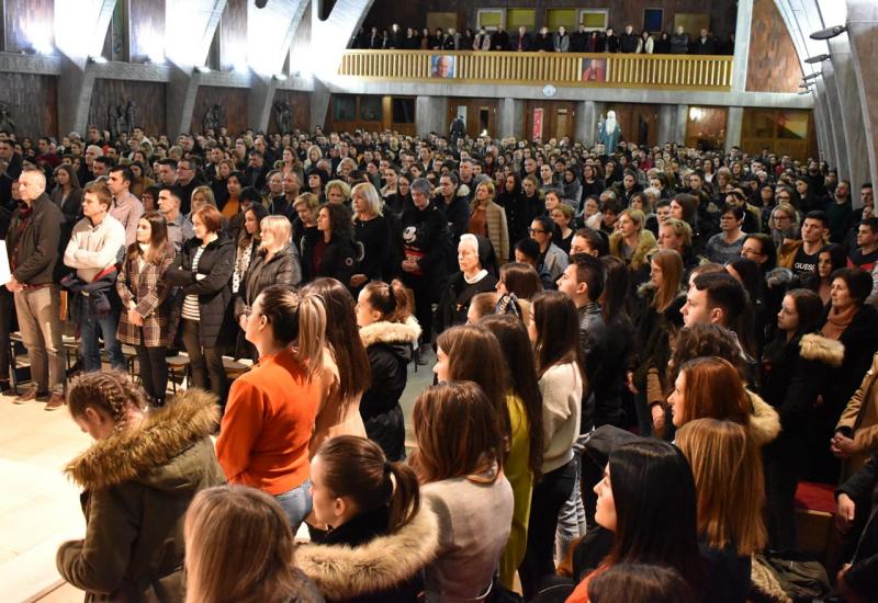 Tisuće mladih na duhovnom seminaru fra Marija Knezovića - Kočerin: Tisuće mladih na duhovnom seminaru fra Marija Knezovića