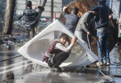 Ludnica na grčko-turskoj granici: Policajci se gađaju suzavcem, kopaju se rovovi, kupaju se migranti