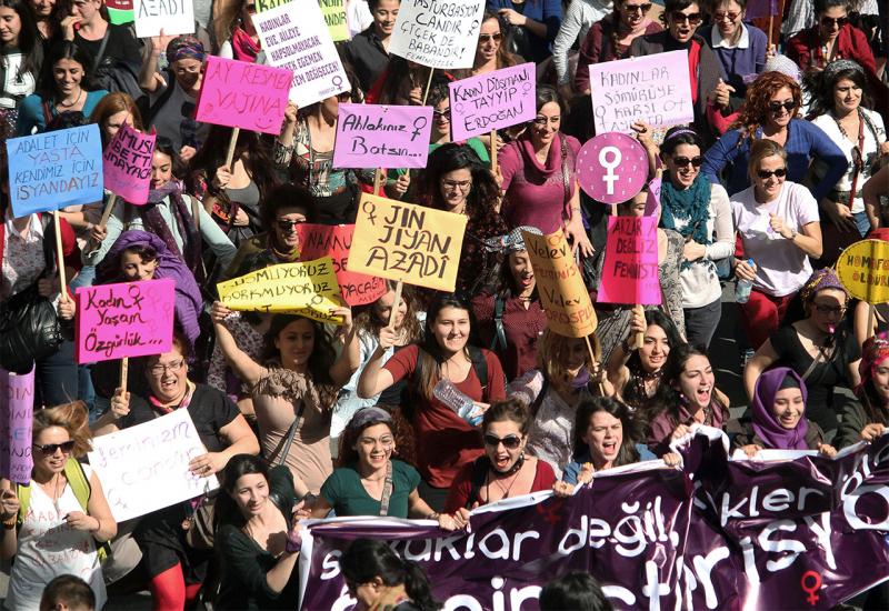 Žene u turskoj slave Dan žena - Zašto se slavi 8. ožujka - Međunarodni dan žena