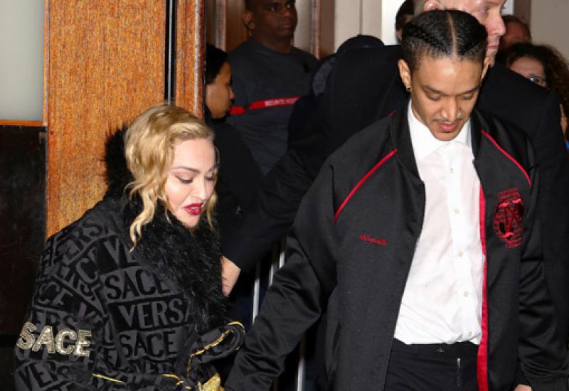 Madonna i njezin 25-godišnji dečko Ahlamalik Williams - Dečko ju je držao za ruku dok se Madonna oslanjala na štap