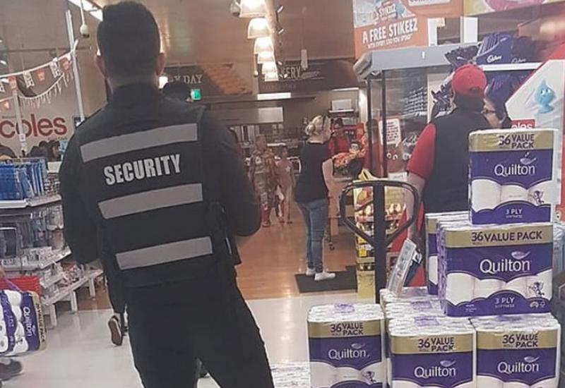 Jedan supermarket postavio zaštitara ispred polica s wc papirom - Posljedica panike koronavirusom u Australiji- zaštitar za wc papir
