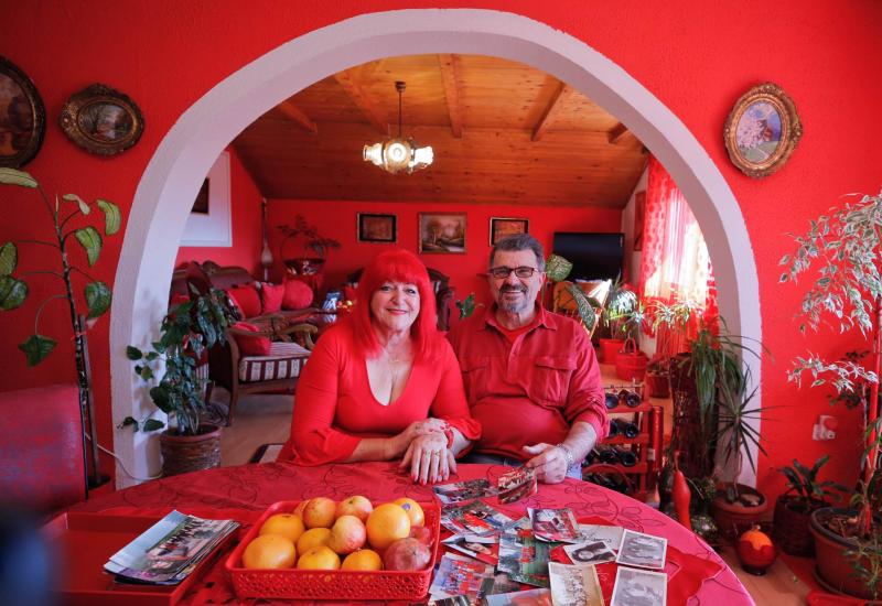 Žena koja voli crvenu boju - Žena koja voli crvenu boju: Tuzlanka kupila i poseban nadgrobni spomenik