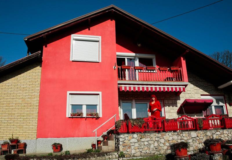 Žena koja voli crveno: Tuzlanka kupila i poseban nadgrobni spomenik
