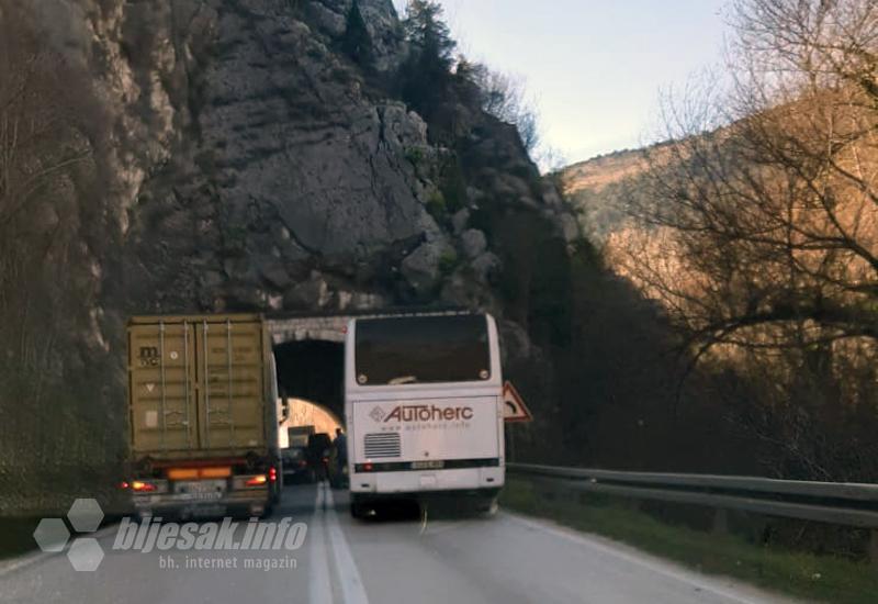 Zbog sudara automobila i autobusa usporen promet između Čapljine i Mostara - Zbog sudara automobila i autobusa usporen promet između Čapljine i Mostara