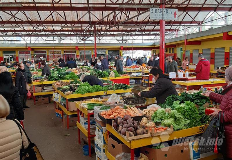 FOTO | VIDEO Mostarci pohrlili na tržnicu u nabavku svježeg voća i povrća