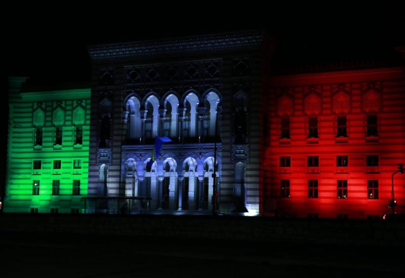 Vijećnica u Sarajevu svijetli u bojama Italije - Podrška zbog koronavirusa: Sarajevska Vijećnica u bojama Italije
