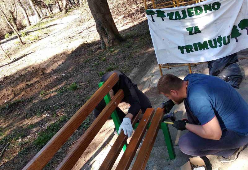 Građani popravljaju klupe i uređuju igralište - Lijepe vijesti sa Trimuše: Popravljeno dječje igralište