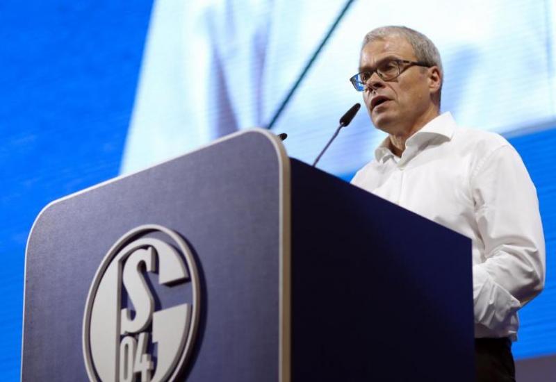 Financijski direktor Schalke Peter Peters imao je crvene brojke na slajdovima - Kultni njemački klub bilježi gubitke: Schalke se priprema na još gore!