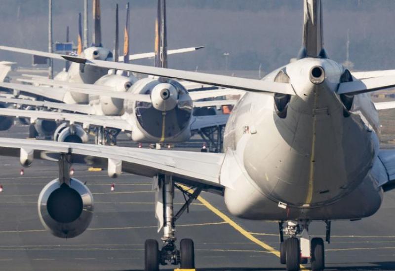 Parkirani avioni na njemačkim aerodromima - Potoci: Najavljujemo izložbu slika Azre Čopelj 