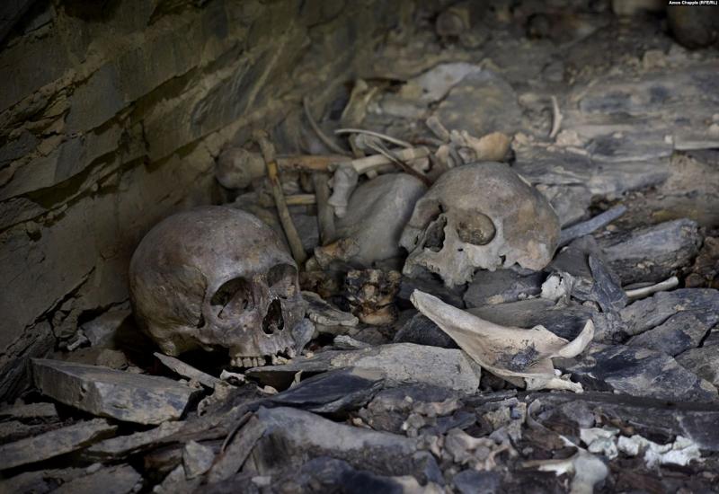 Ljudske lubanje i druge kosti unutar koliba, poznate kao Anatorijevi grobovi - Legende o starim narodima: Ekstremni junački čin samokarantene
