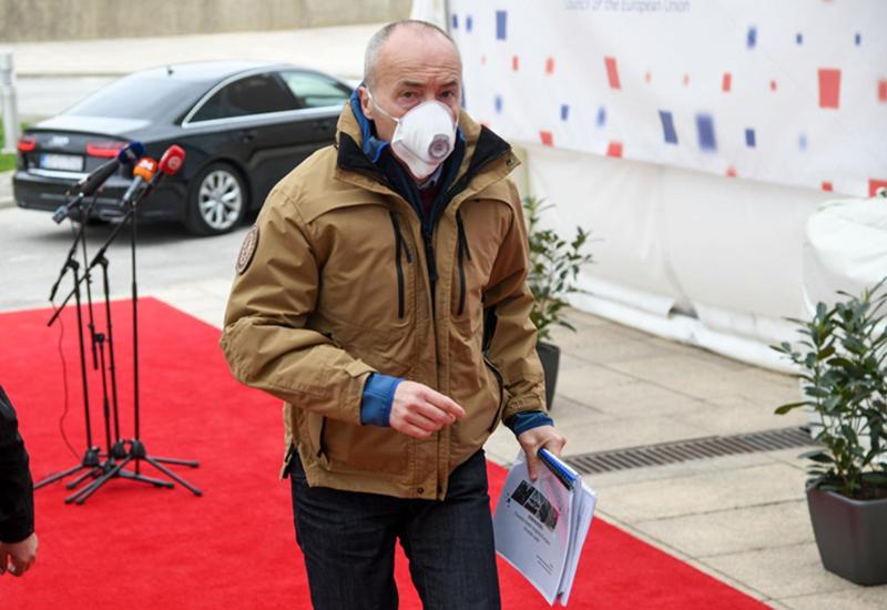 Krstičević s maskom - I hrvatski političari imaju problem s maskama