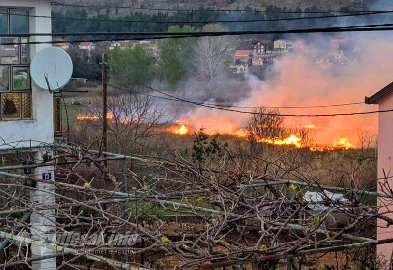 Čapljinski vatrogasci gase veći požar u polju