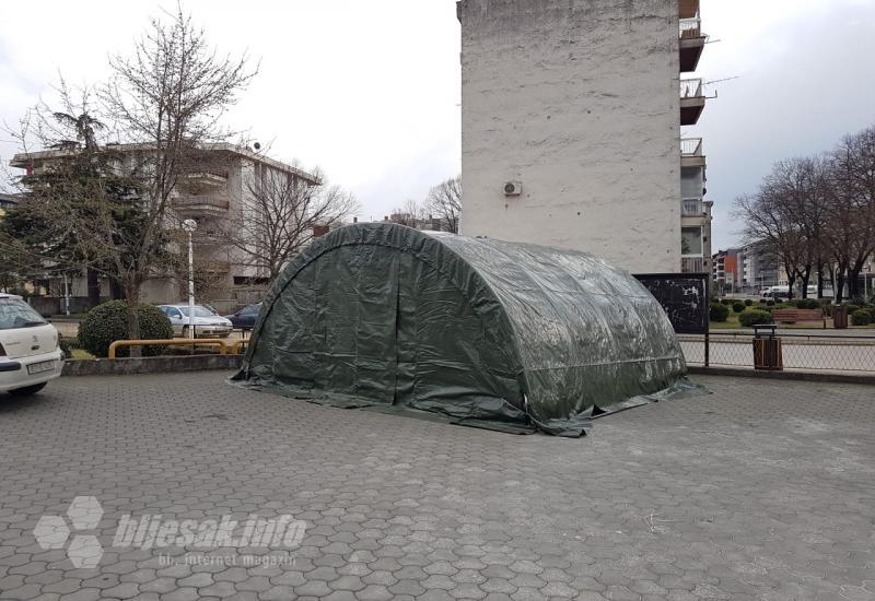 Čapljina: Ispred Doma zdravlja postavljen šator - Čapljina: Ispred Doma zdravlja postavljen šator