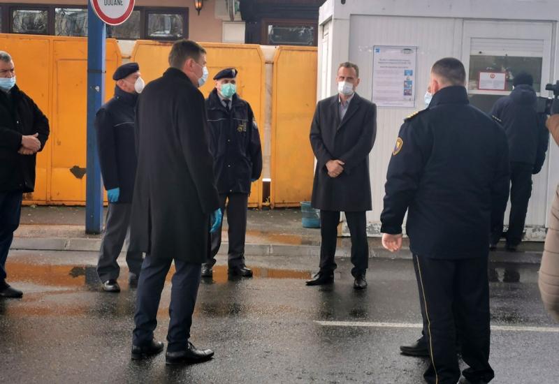 Ministar Vojin Mitrović obišao je danas Granični prijelaz Bosanska Gradiška - Ne zaboravimo ni ove heroje: Oni su jedini stup odbrane ekonomije