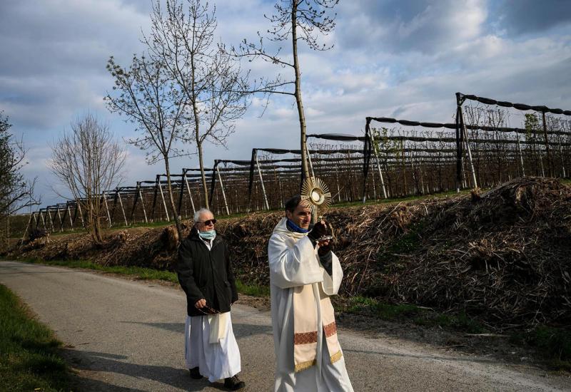 Italija: Hercegovački svećenik blagoslivlja kuće i ljude u žiži pandemije