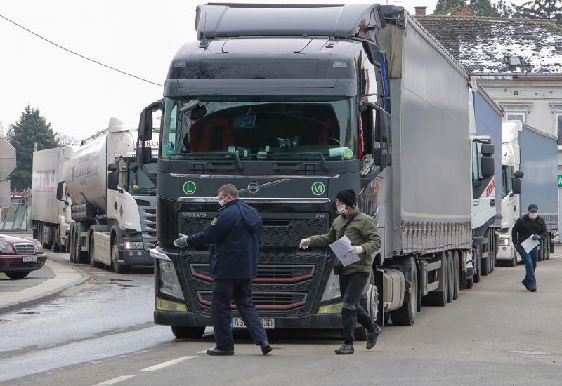 Kolona kamiona na Graničnom prijelazu Gradiška - Život vozača kamiona u doba korone