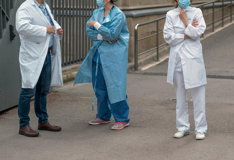 Poruka medicinskim djelatnicima: Ne hodajte izvan bolnice u službenoj odjeći 