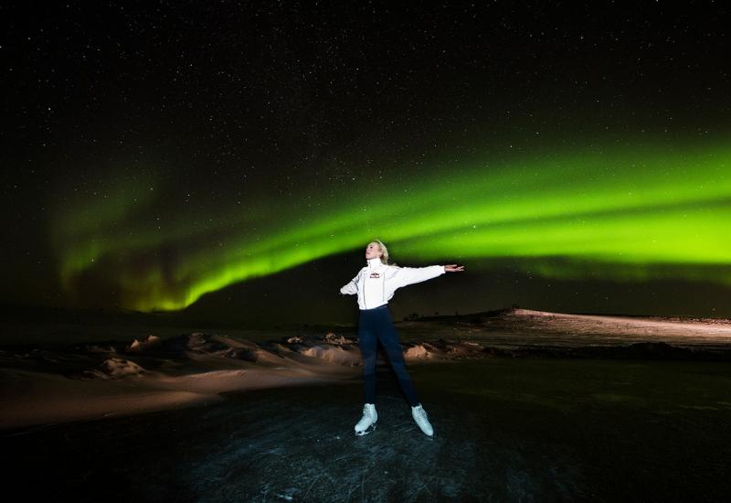 'Arktički ples' na zaleđenom jezeru pod polarnom svjetlošću