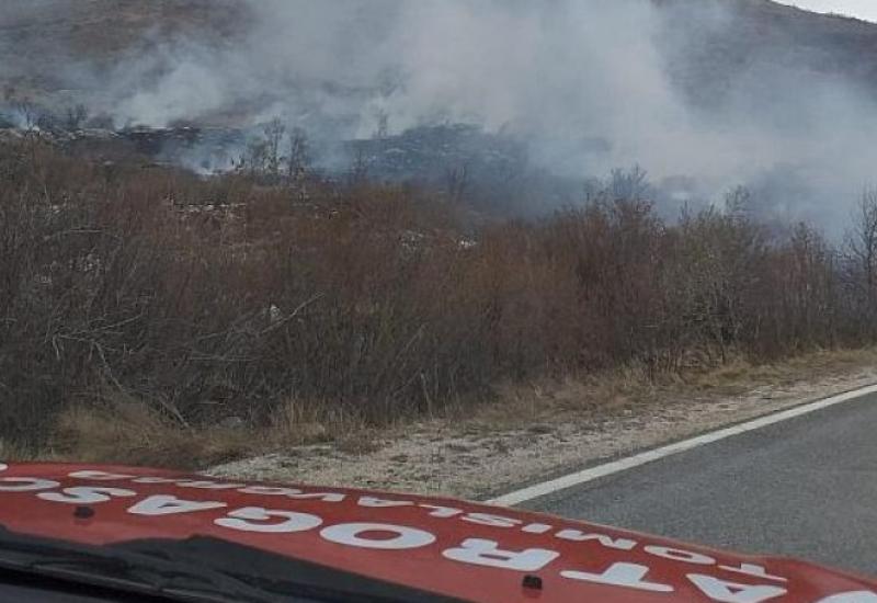 Kod Tomislavgrada požar prijeti proširiti se na visoku šumu