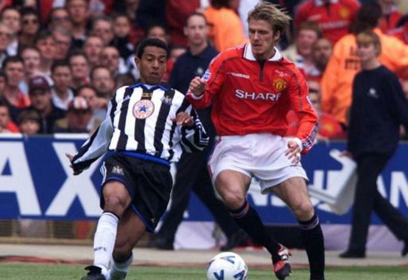 Solano (u dresu Newcastlea) pokušava zaustaviti Beckhama na utakmici protiv Manchester Uniteda 1999. godine (2:0 za Crvene vragove) - Legendarni igrač prekršio izolaciju i završio u zatvoru