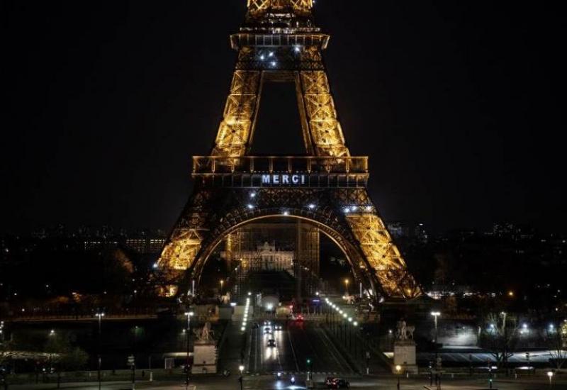 Eiffelov toranj svjetlećim natpisom "MERCI" zahvalio borcima protiv koronavirusa