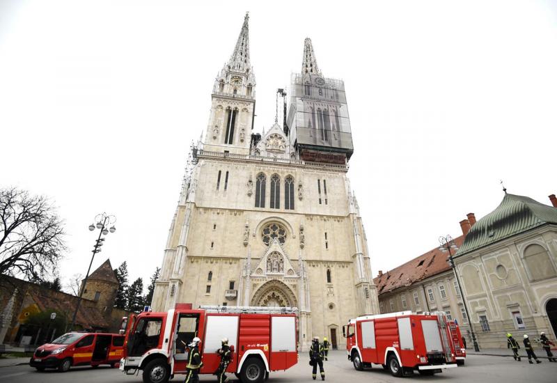 Skida se vrh tornja zagrebačke katedrale