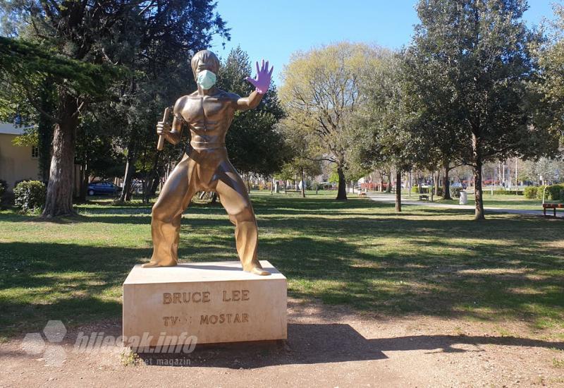 Bruce Lee u Mostaru dobio  - U Mostaru je Bruce Lee postao simbol borbe protiv koronavirusa
