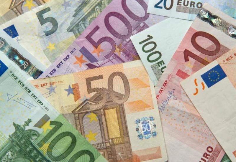 Psihička labilnost: Nijemac bacao s balkona euro novčanice - Kao od majke rođen: Goli Nijemac s balkona bacio 27.000 eura!