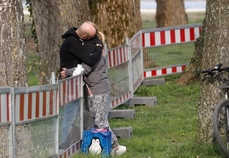 Ljubavni par u doba korone na njemačko-švicarskoj granici - Različiti pristupi borbi protiv epidemije i izlaznoj strategiji