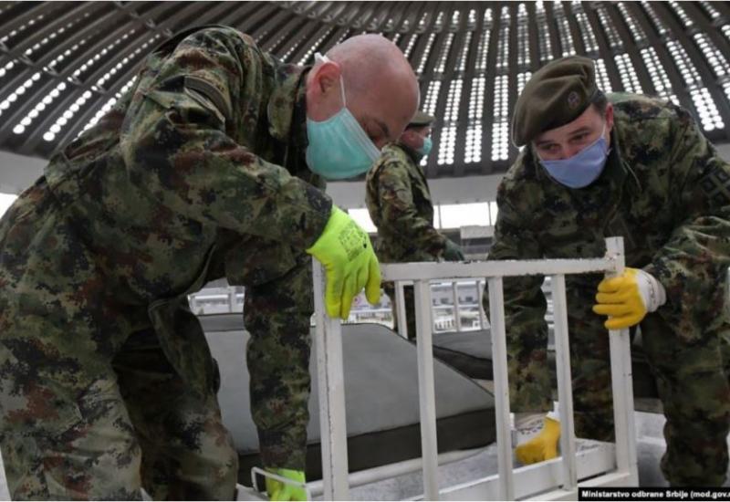 Vojnici postavljaju krevete u izolatoriju - Srbija: Kompletan vojni garnizon zaražen koronavirusom