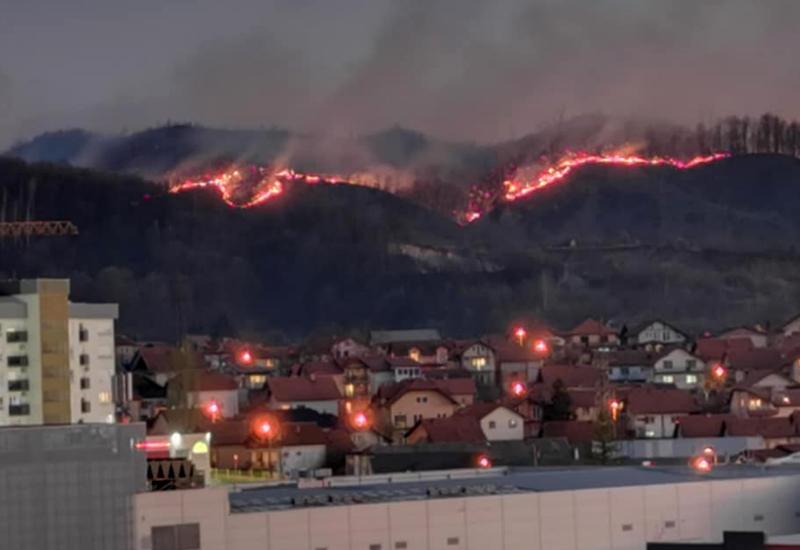 Tuzlanski vatrogasci satima gase veliki požar - Tuzlanski vatrogasci satima gase veliki požar