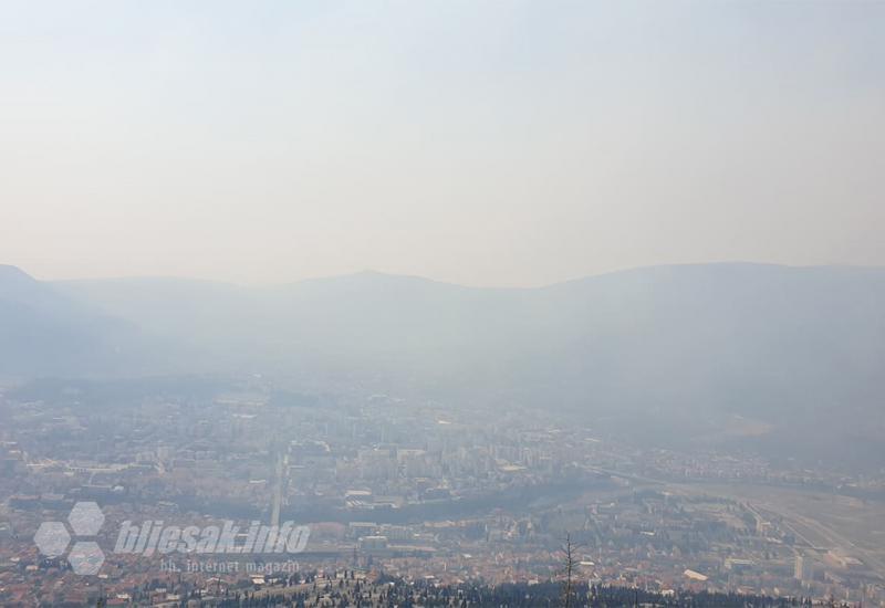 Gust dim prekrio je grad - Požar u blizini Mostara - problem zadaje nepristupačan teren i vjetar