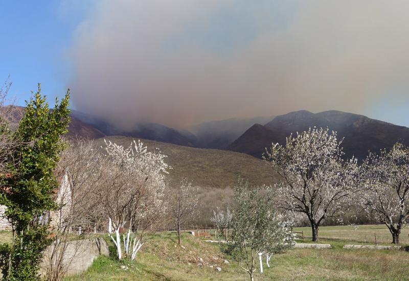 Požar na malim Rujištima iznad Bijelog polja - Stožer Civilne zaštite priključio se gašenju požara sjeverno od Mostara