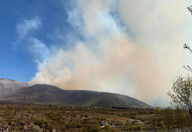 Požar na brdu sjeverno od Mostara, između Zijemalja i Rujišta - Stožer Civilne zaštite priključio se gašenju požara sjeverno od Mostara