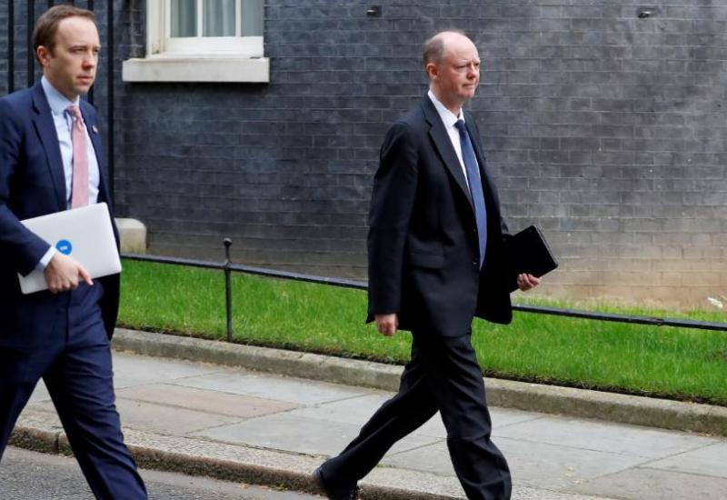 Ministar zdravlja Hancock (lijevo)  i epidemiolog  Whitty  u srijedu ispred sjedišta britanske vlade u Downing Streetu  - Je li se Britanski premijer Johnson zarazio od Cobra-klastera?