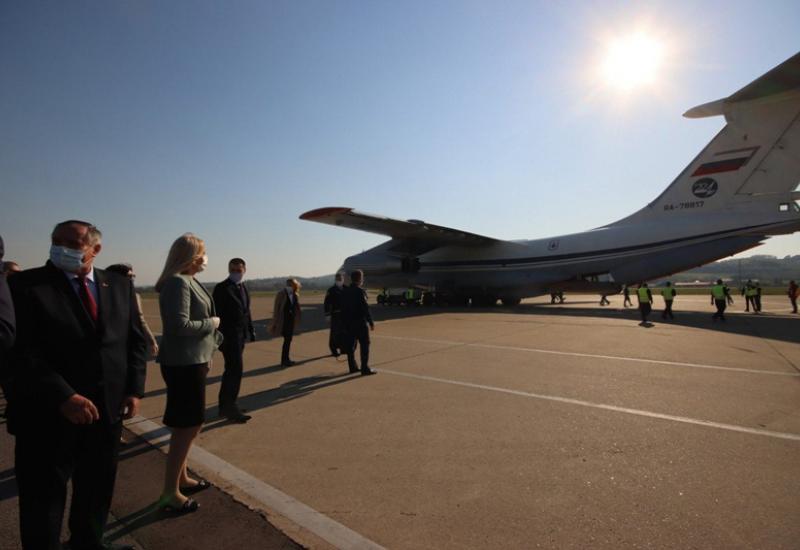 Zrakoplov iz Rusije stigao u Banja Luku - Stigla ruska pomoć u RS, pomoglo bi se i FBiH da je zatraženo