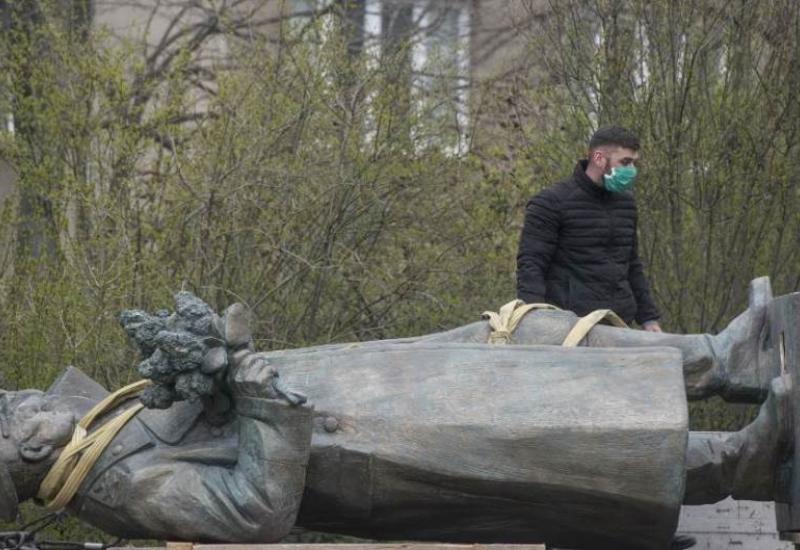 Kip je u Pragu bio godinama sustavno vandaliziran - Rusija traži od Češke spomenik sovjetskog maršala